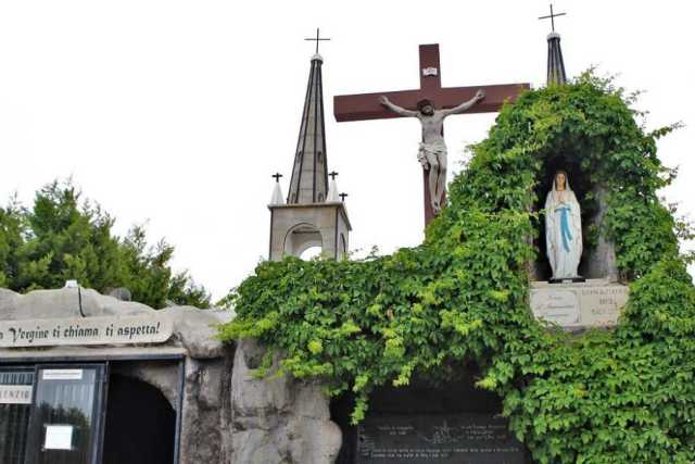 Caverne, guglie e silenzio: a Noicattaro c'� una Grotta della Madonna di Lourdes
